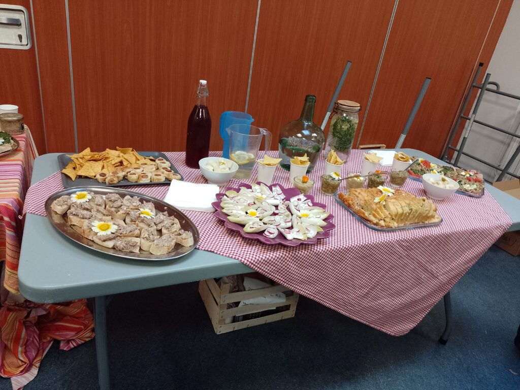 Une des tables du buffet de l'AG avec des tartinades, des cakes salés, des fleurs comestibles...