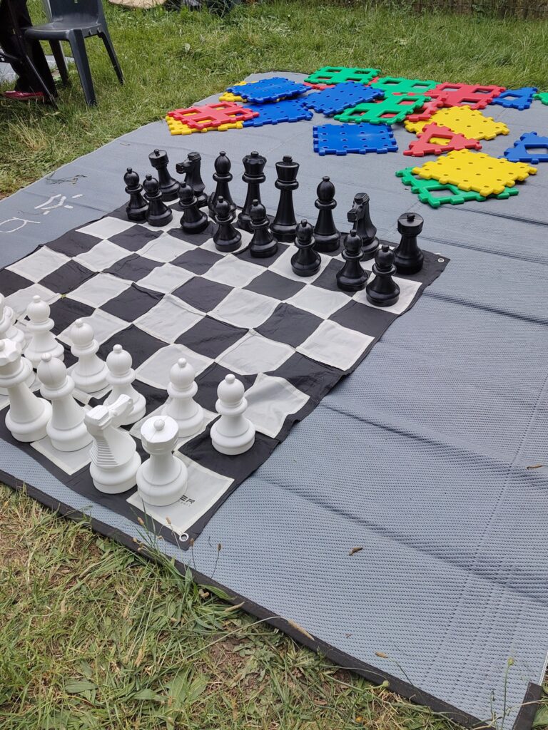 Un jeu d'échecs géant en plein air