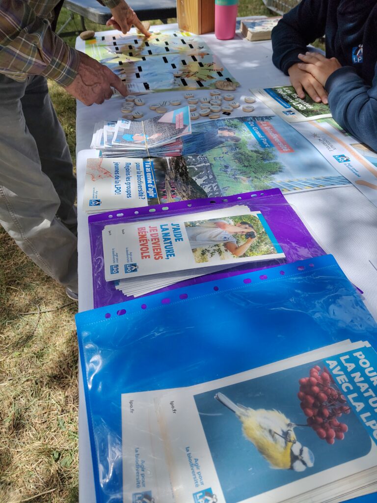 Le stand d'information de la Ligue de Protection des Oiseaux, avec des flyers et de la documentation
